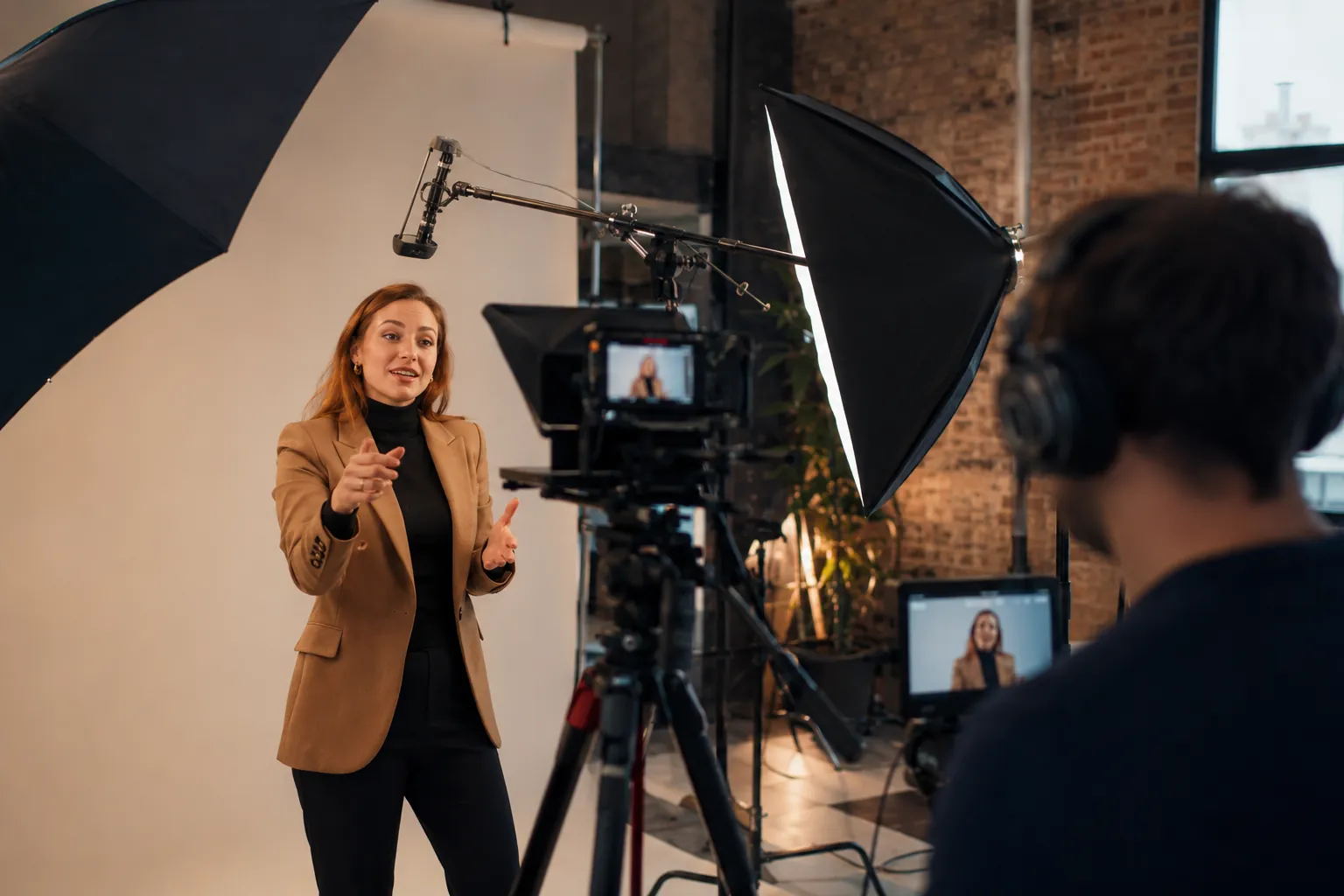 LinkedIn content production and automated communication